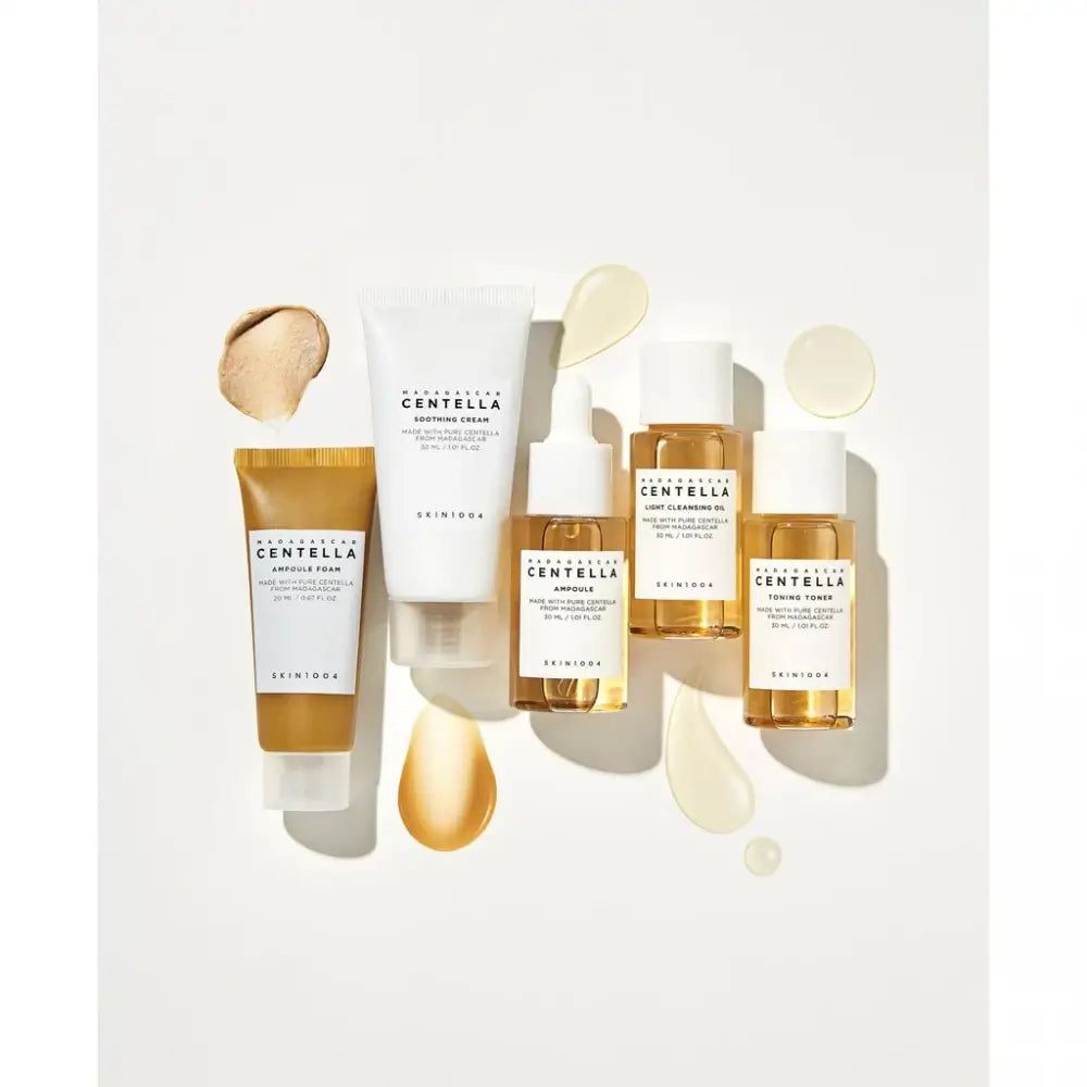 Cinque prodotti SKIN1004 Centella su sfondo bianco. Ampoule, toner, olio detergente, crema e schiuma. Con campioni.