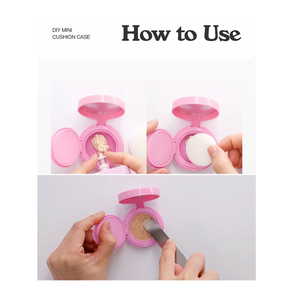 Custodia mini cuscino rosa aperta, con spugna e applicatore. Testo: How to Use. Mani che mostrano l'applicazione.
