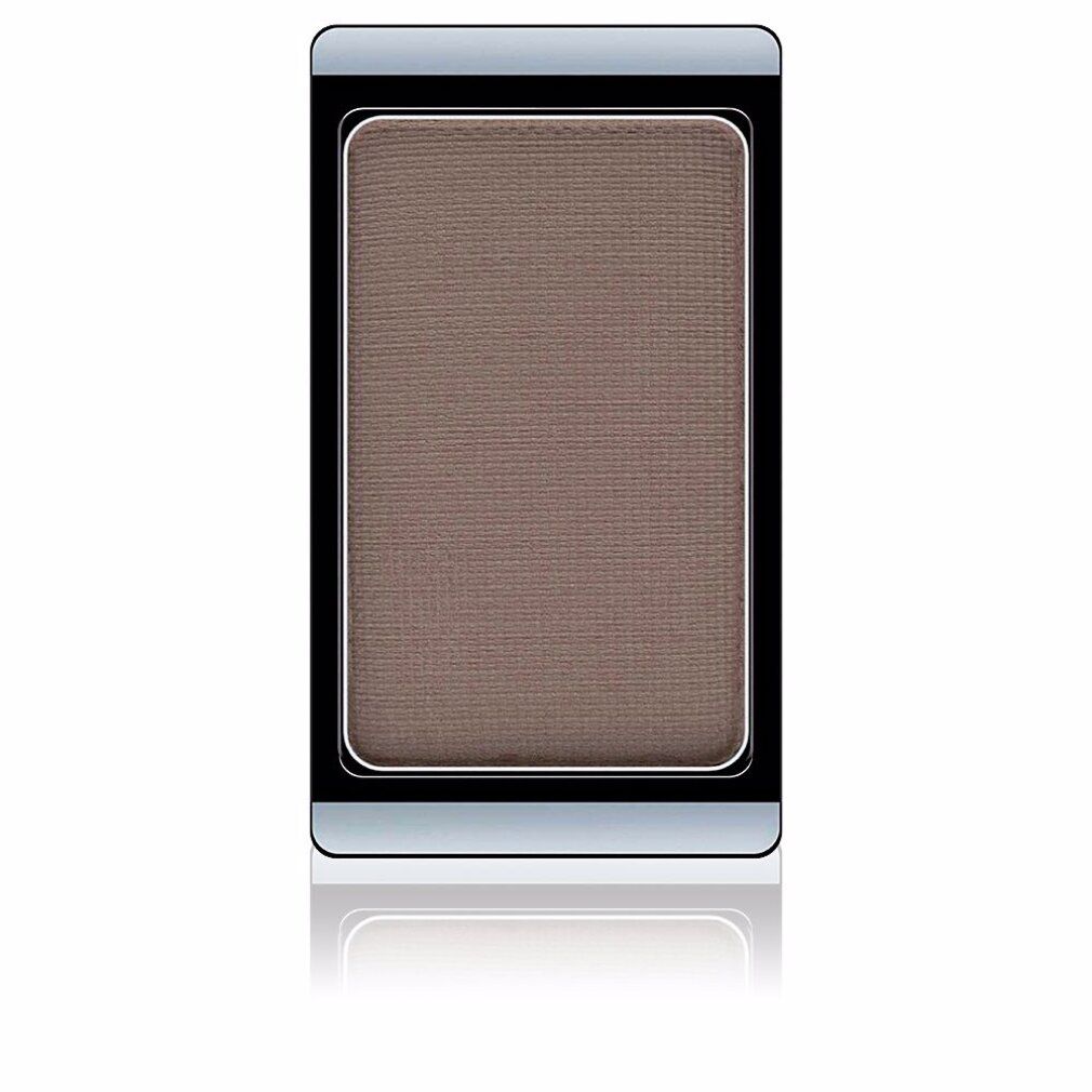 Polvere per sopracciglia in confezione compatta rettangolare nera e argento. La polvere è marrone medio. Riflesso.