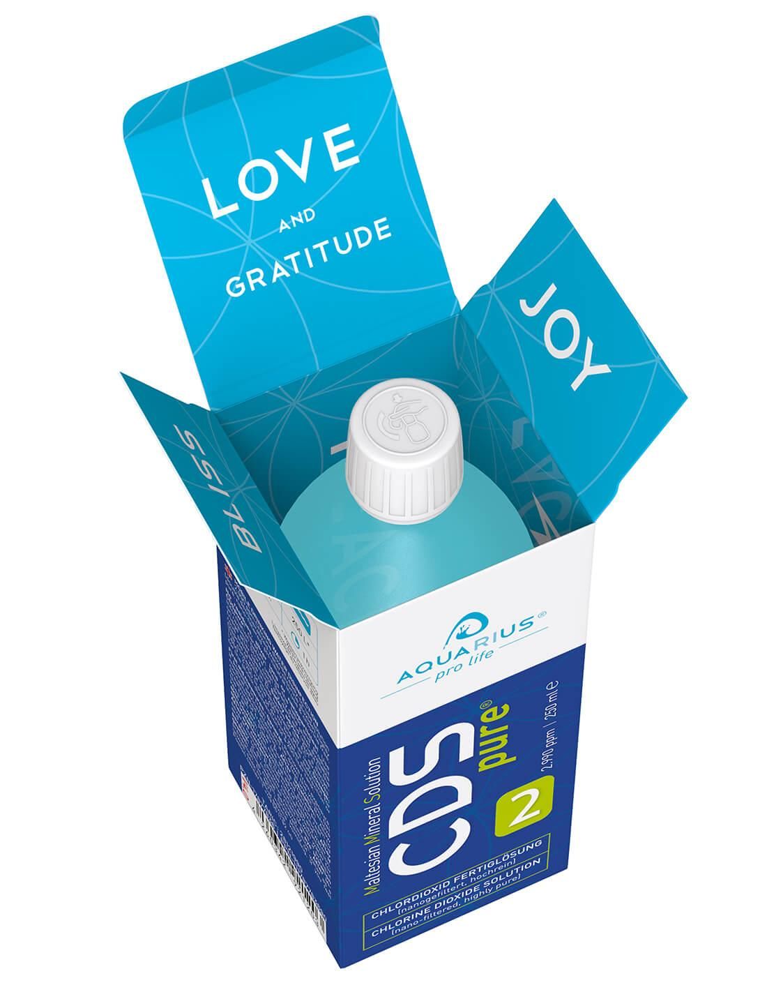 Bottiglia in scatola aperta. Sulla scatola: AQUARIUS pro life, CDS pure, 2. Testo: LOVE and GRATITUDE, JOY, BLISS.