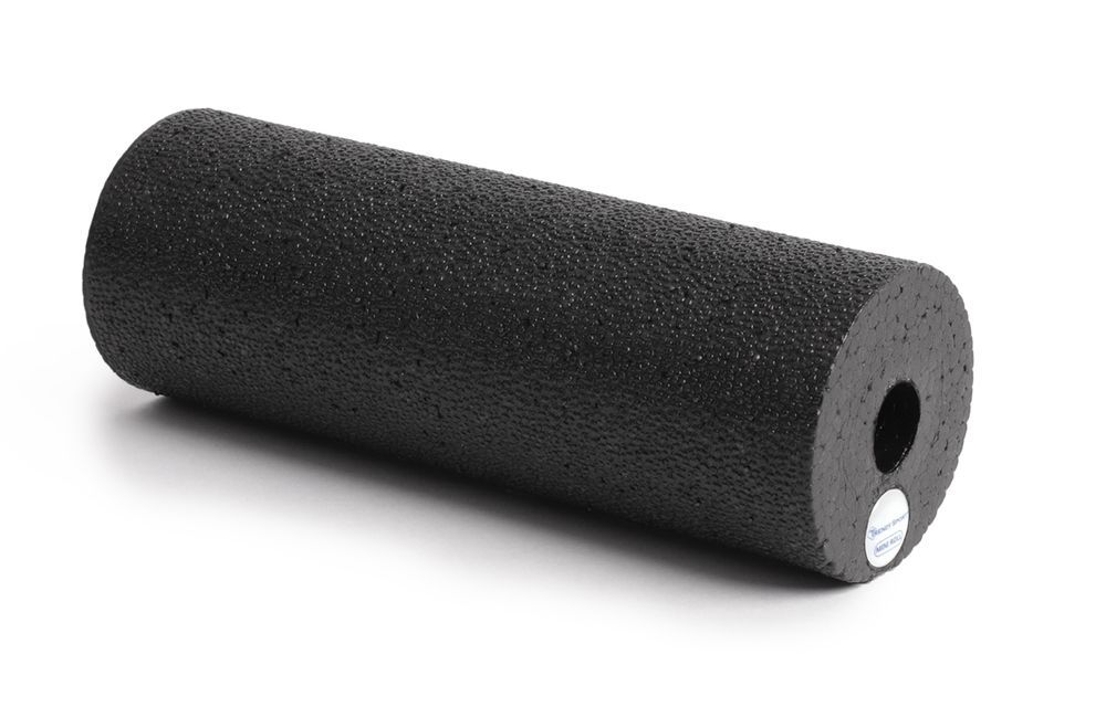 Rullo per fascia nero con foro. Su sfondo bianco. Un'etichetta bianca su un lato.