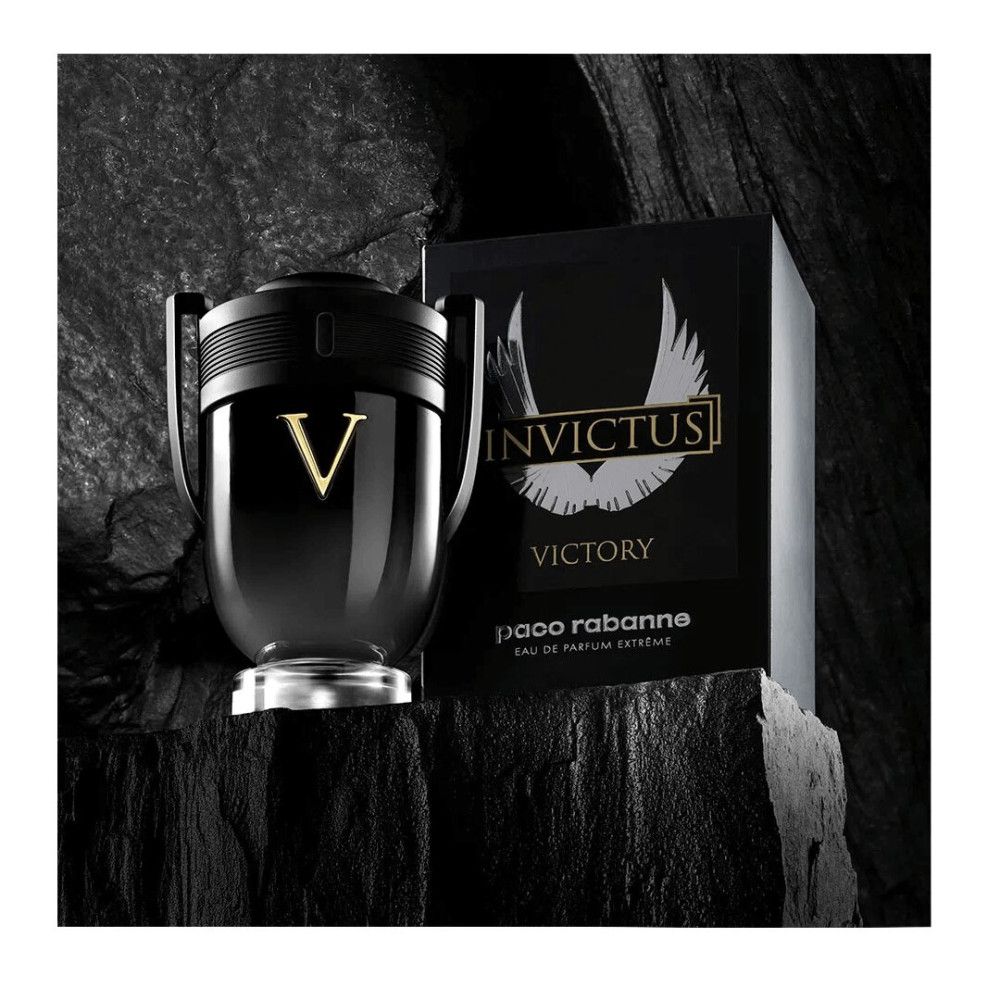 Flacone nero con "V" dorata e confezione nera su sfondo scuro.