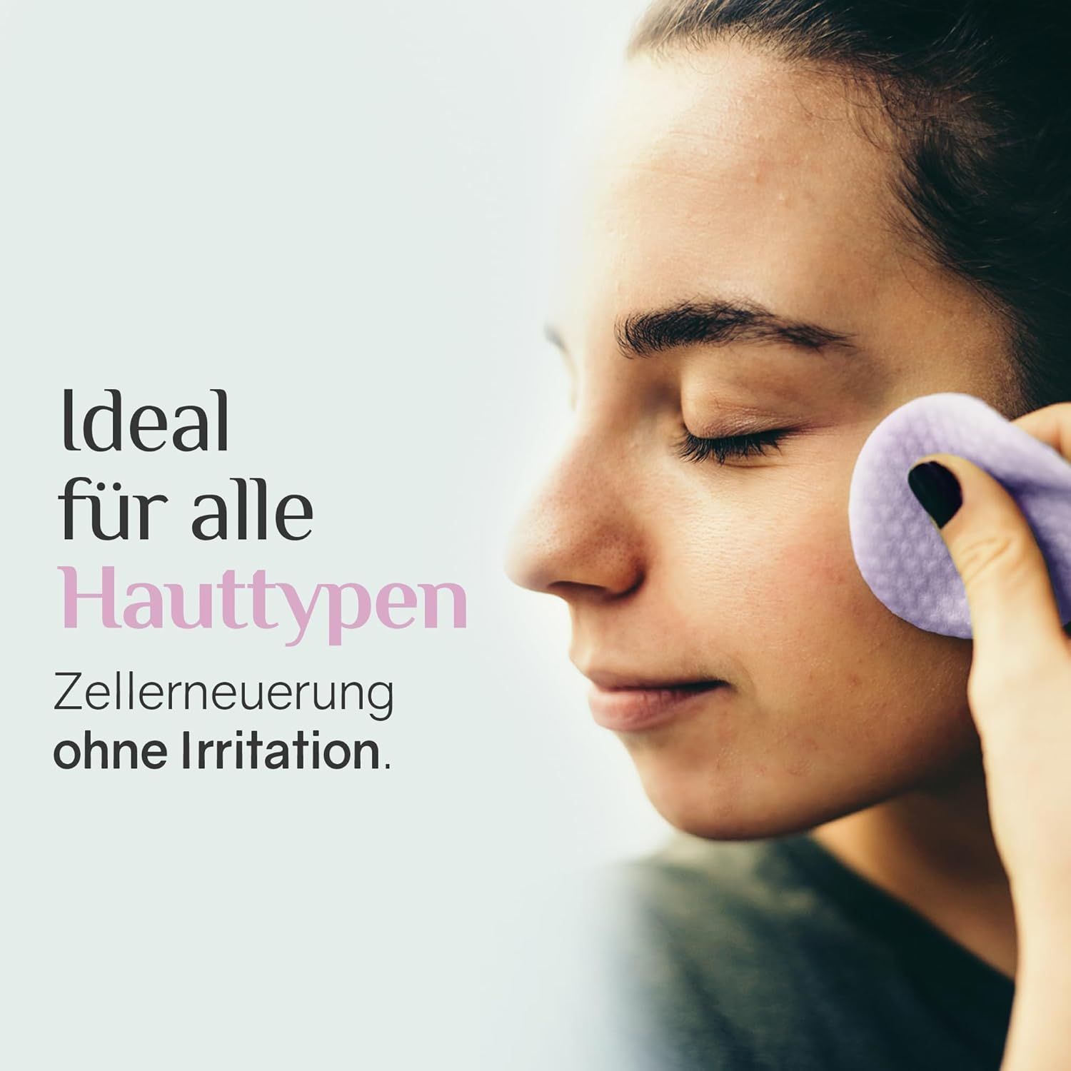 Viso di una donna che usa un tampone. Testo: Ideale per tutti i tipi di pelle. Rinnovamento cellulare senza irritazione.