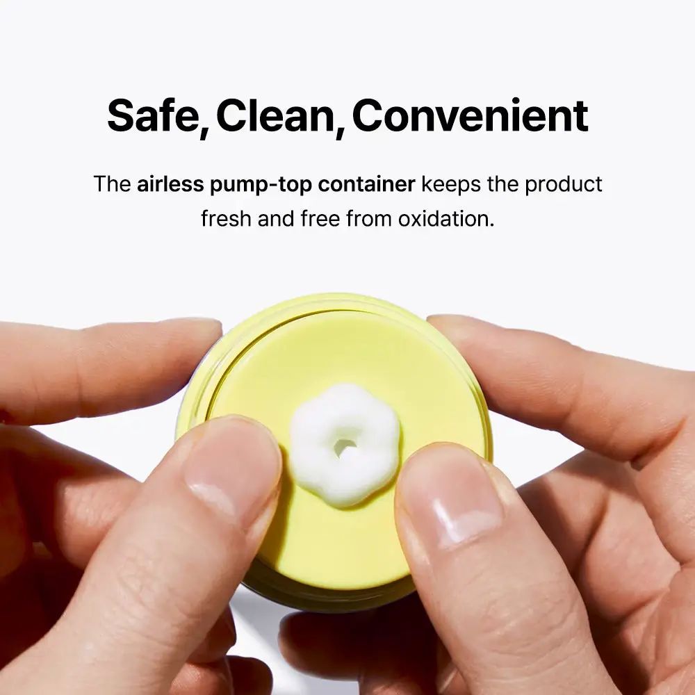 Mani che tengono l'apertura del flacone. Testo: Safe, Clean, Convenient. Testo: The airless pump-top container keeps the product fresh.