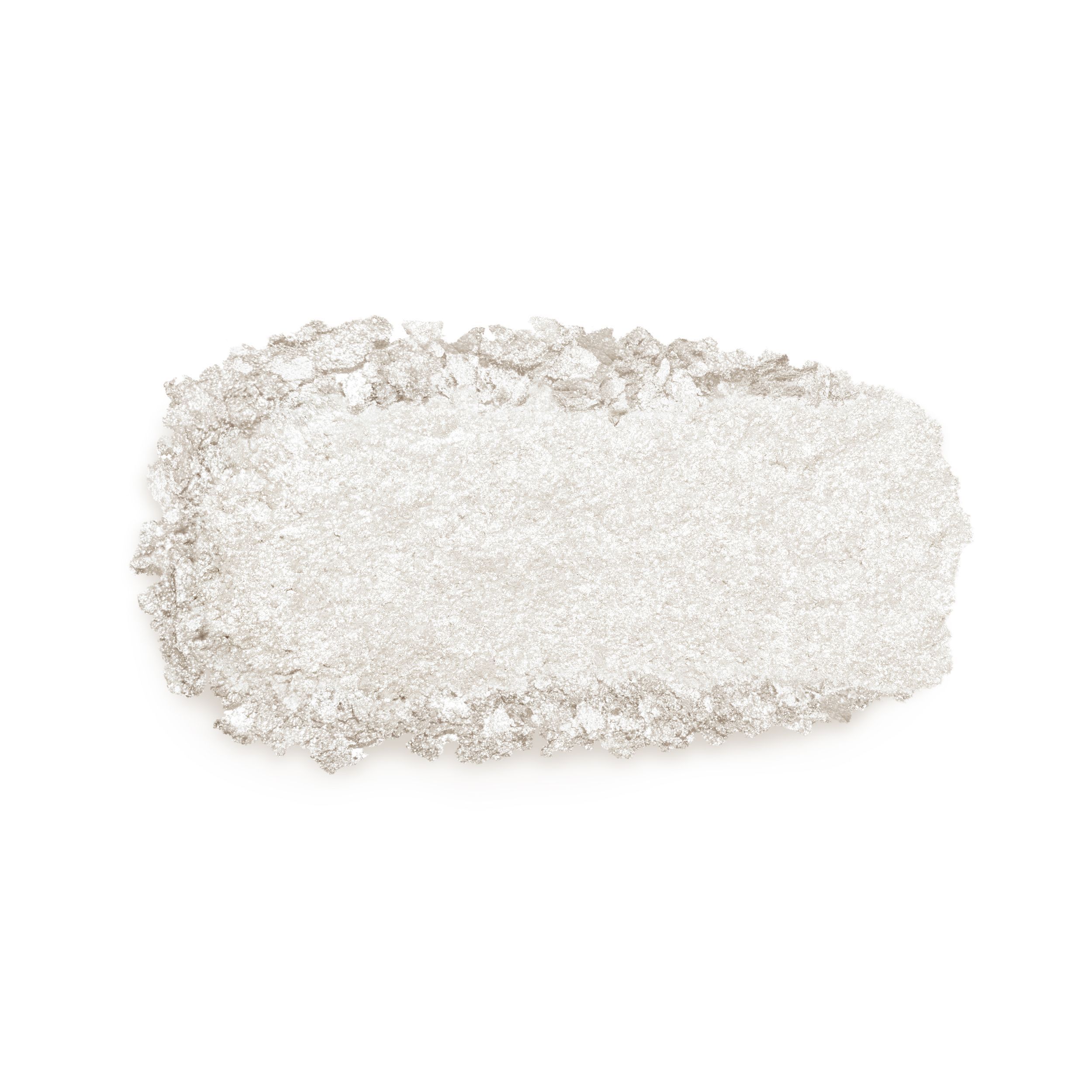 Un campione di ombretto bianco-argento a forma di rettangolo allungato. La texture è scintillante e cangiante. L'ombretto sembra avere un'alta pigmentazione. Non ci sono marchi o loghi visibili.