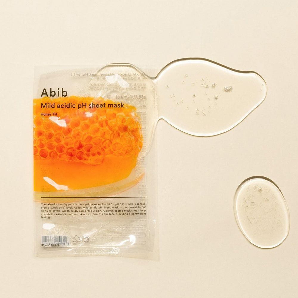 Confezione ABIB Mild Acidic pH Sheet Mask. Liquido gelatinoso accanto. Nome del prodotto e motivo a nido d'ape visibili.