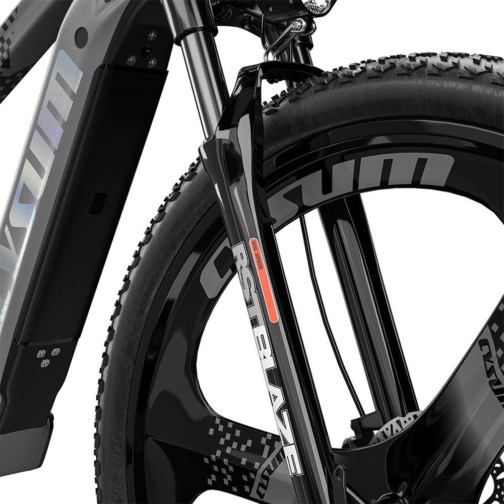 Primo piano della forcella anteriore della bici elettrica. Logo CYSUM e adesivo RST BLAZE.