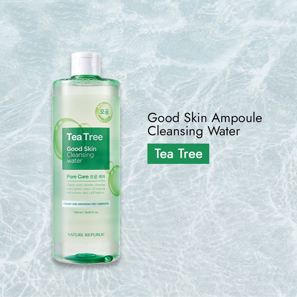 Flacone trasparente con etichetta verde. Scritta: Tea Tree Good Skin Cleansing Water. Sfondo: acqua con onde.