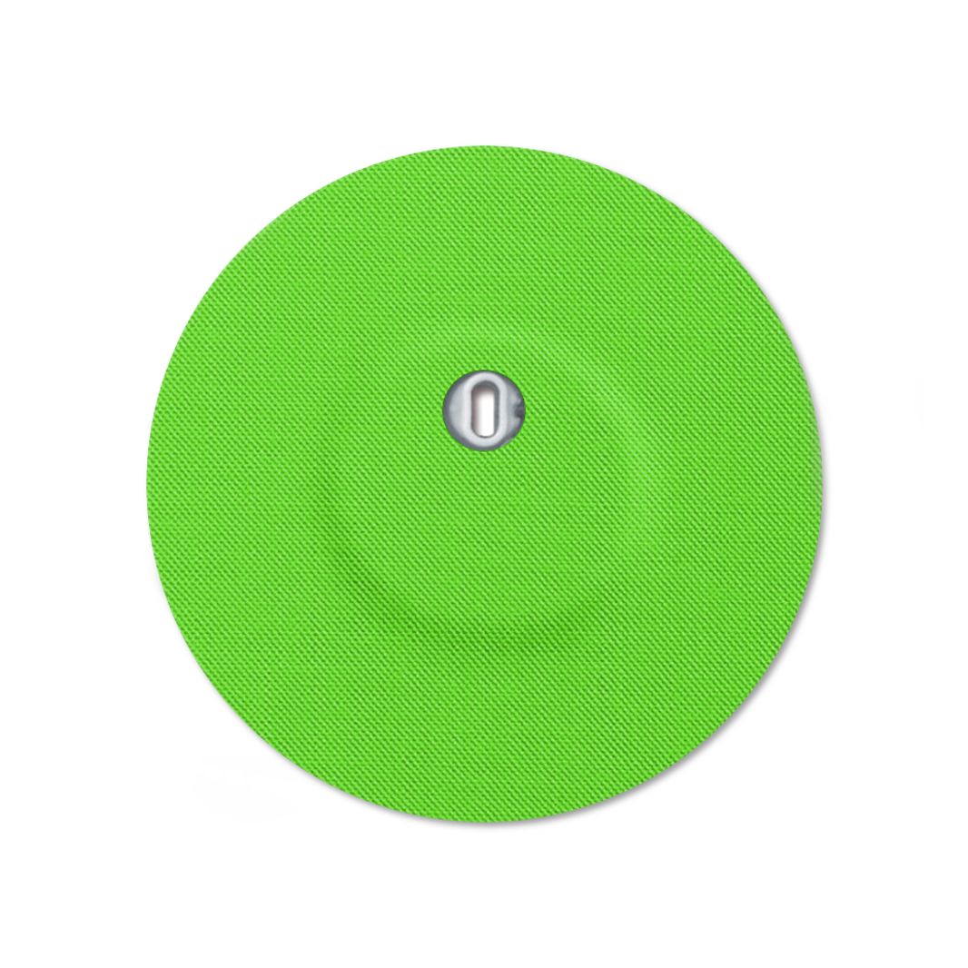 Cerotto rotondo verde con foro di ventilazione e parte metallica centrale. Tessuto a trama.