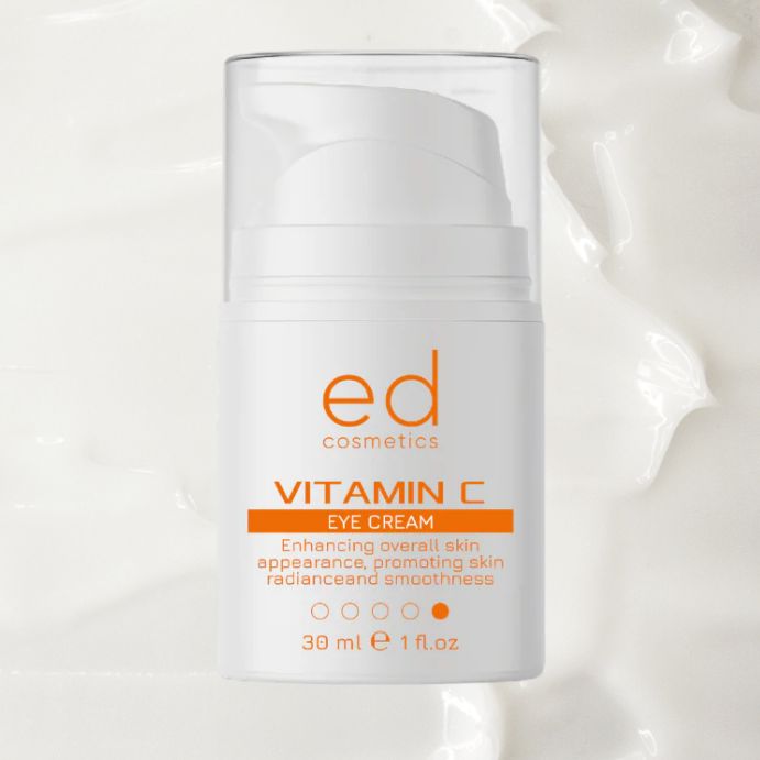 Flacone di crema per occhi bianco con etichetta arancione. Testo: Vitamin C Eye Cream, 30 ml, 1 fl.oz. Marchio: ed cosmetics. Su sfondo bianco.