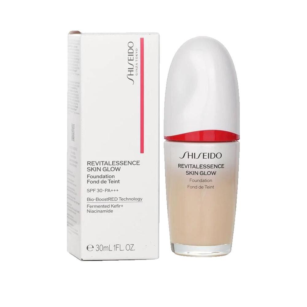 Fondotinta Shiseido Revitalessence Skin Glow, 30 ml. Flacone e confezione. Design bianco e rosso. Testo: SPF 30-PA+++, Bio-BoostRED Technology.