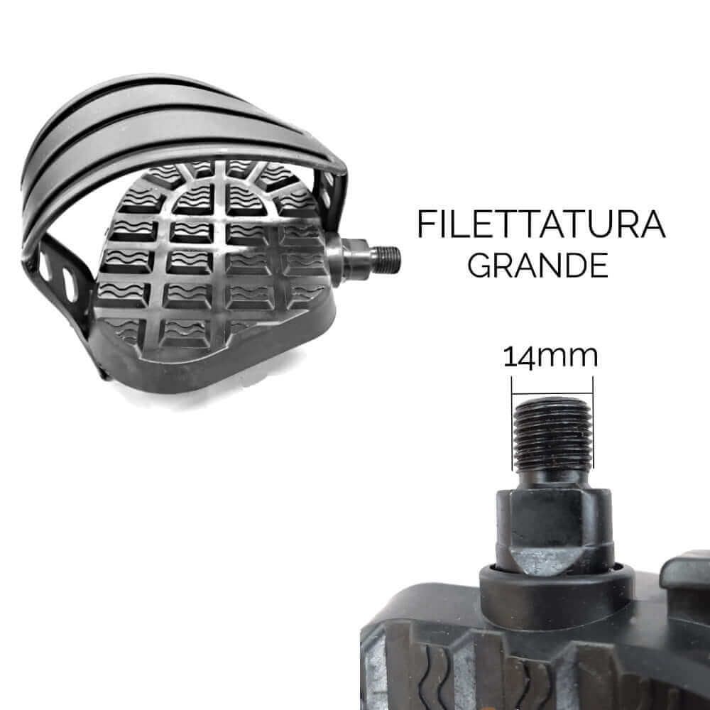 Primo piano di un pedale nero per bicicletta. La parte filettata è etichettata 14mm. Testo: FILETTAURA GRANDE.