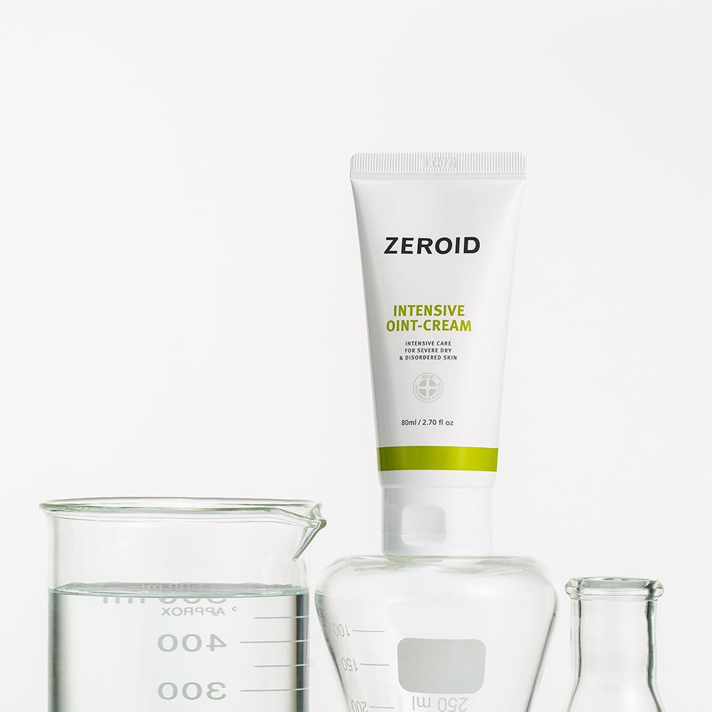 Tubo bianco ZEROID INTENSIVE OINT-CREAM su attrezzature di laboratorio. Sfondo: bianco.