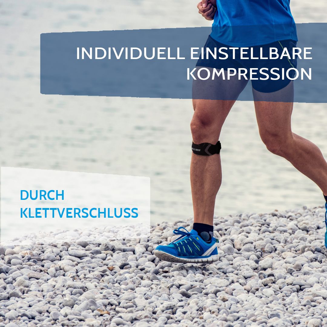 Uomo che corre con ginocchiera. Testo: COMPRESSIONE REGOLABILE INDIVIDUALMENTE CON CHIUSURA A STRAPPO. Ginocchiera.