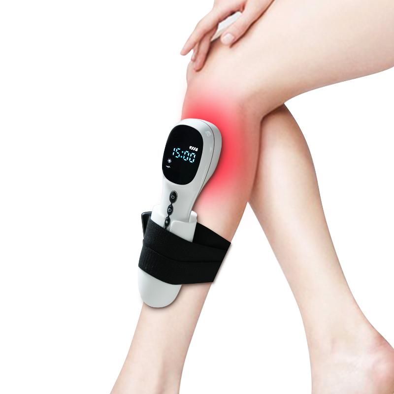 Dispositivo per laserterapia a basso livello applicato al ginocchio. Area rossa sul ginocchio. Cinturino nero.