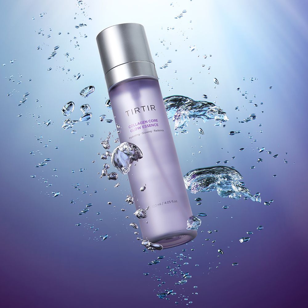 TIRTIR Collagen Core Glow Essence fluttua nell'acqua con schizzi e bolle.