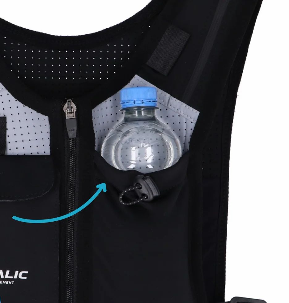 Primo piano di un gilet da corsa nero. Tasca con bottiglia d'acqua. Cerniera. Elementi riflettenti.