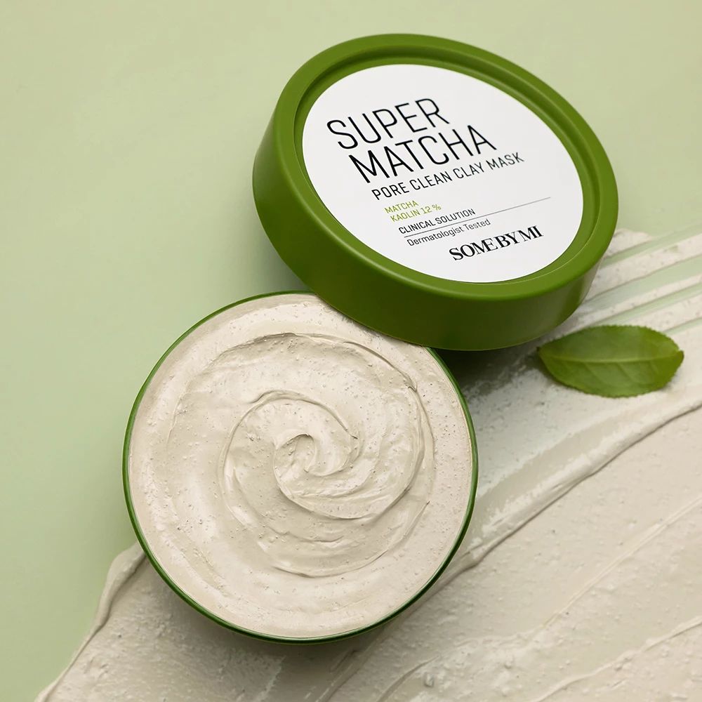 Vasetto verde con Super Matcha Pore Clean Clay Mask. Il coperchio è rimosso, mostrando la maschera all'interno.
