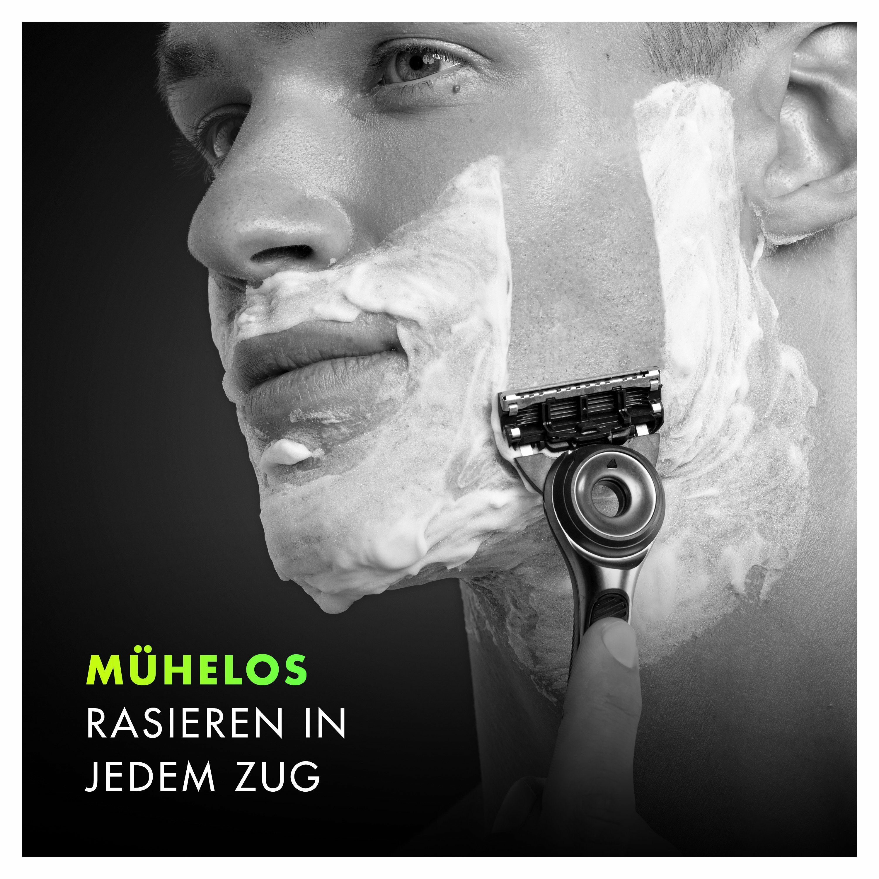 Uomo che si rade con rasoio Gillette Labs. Schiuma, sfondo nero. Testo: Radersi senza sforzo.