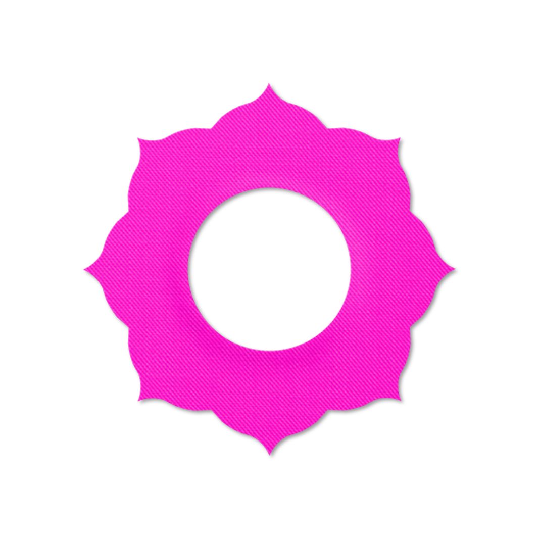 Anello di fissaggio rosa con foro. Forma rotonda con bordo dentellato. Superficie simile al tessuto.