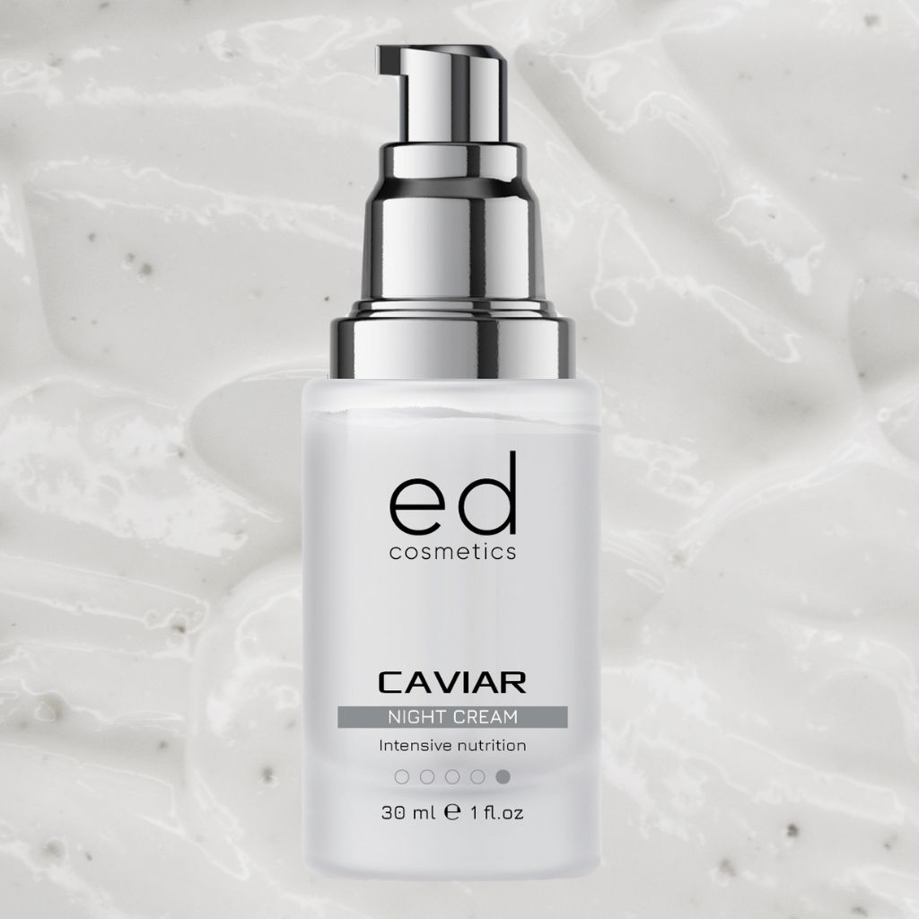 Flacone di crema con erogatore argentato. Scritta: ED cosmetics, Caviar Night Cream, 30 ml, 1 fl.oz. Sfondo: crema.