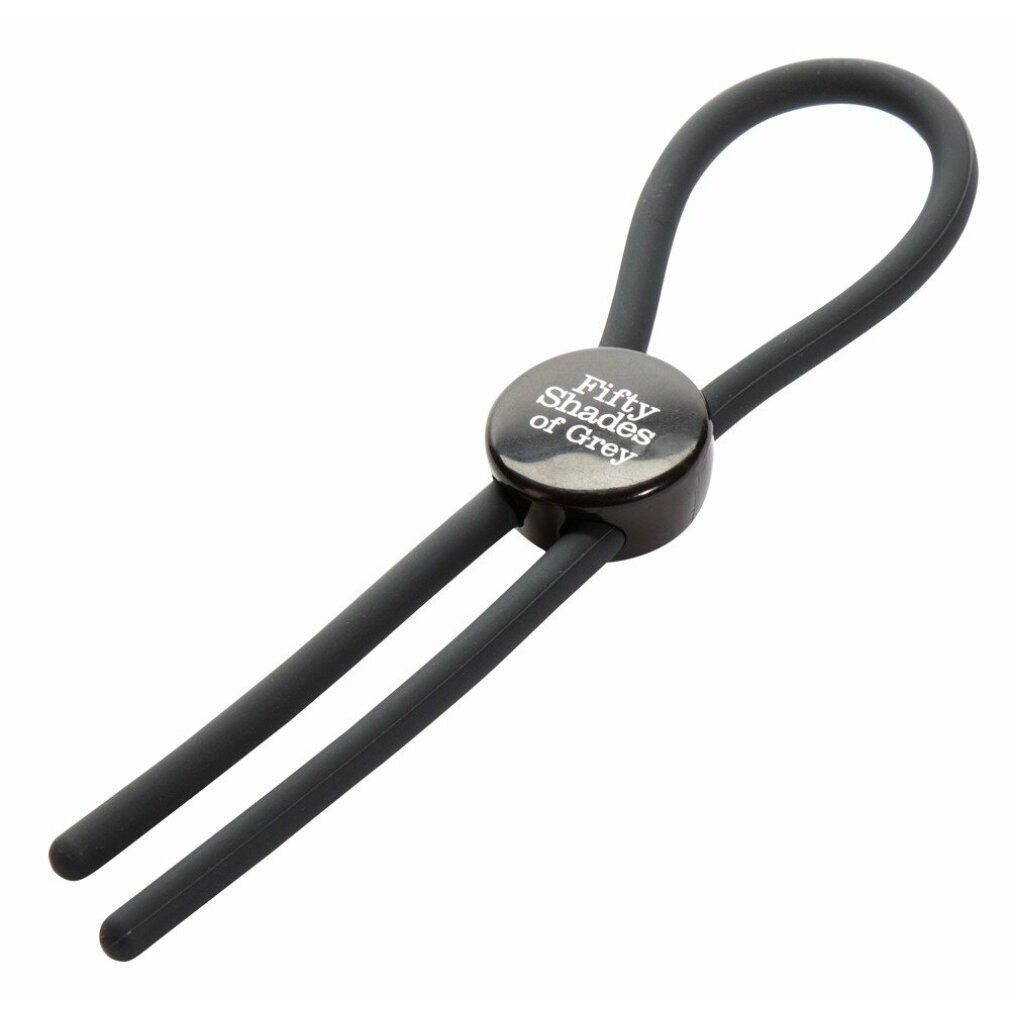 Anello fallico nero con logo Fifty Shades of Grey, tenuto da una mano. Due fili scendono.