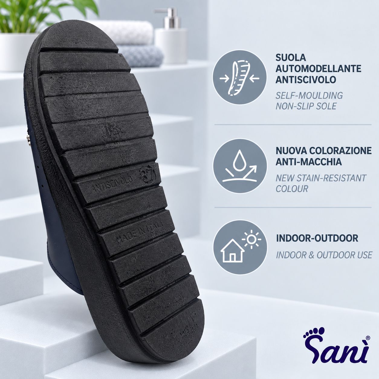 Sabot blu scuro con suola antiscivolo e tacco da 4 cm.