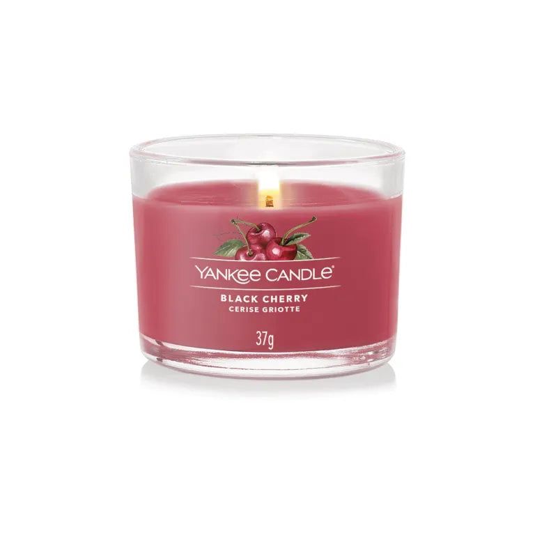 Candela votiva Yankee Candle Black Cherry, 37g, accesa, in vetro trasparente.
