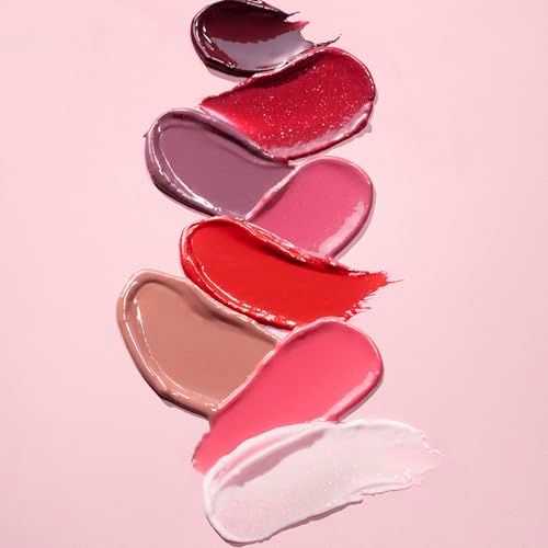 Campioni di rossetto di diversi colori su sfondo rosa.