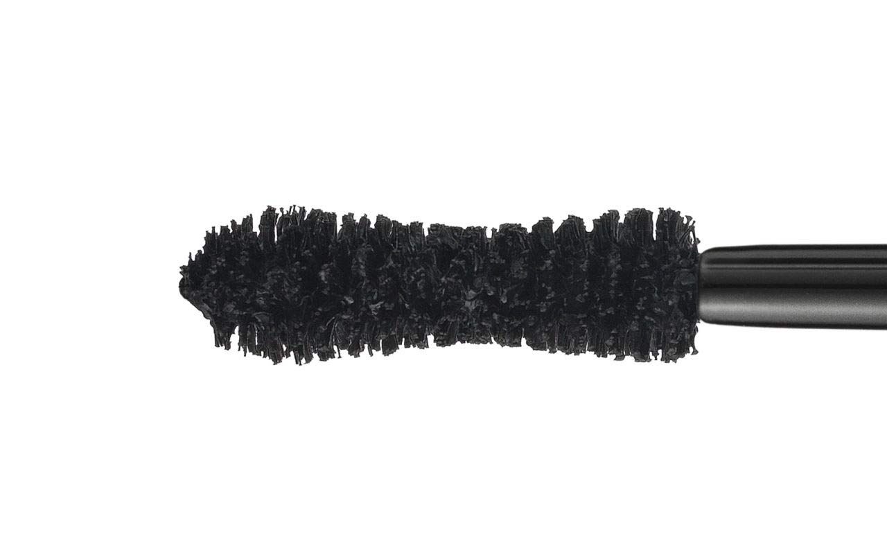 Primo piano di uno scovolino nero per mascara. Setole fitte e strutturate.