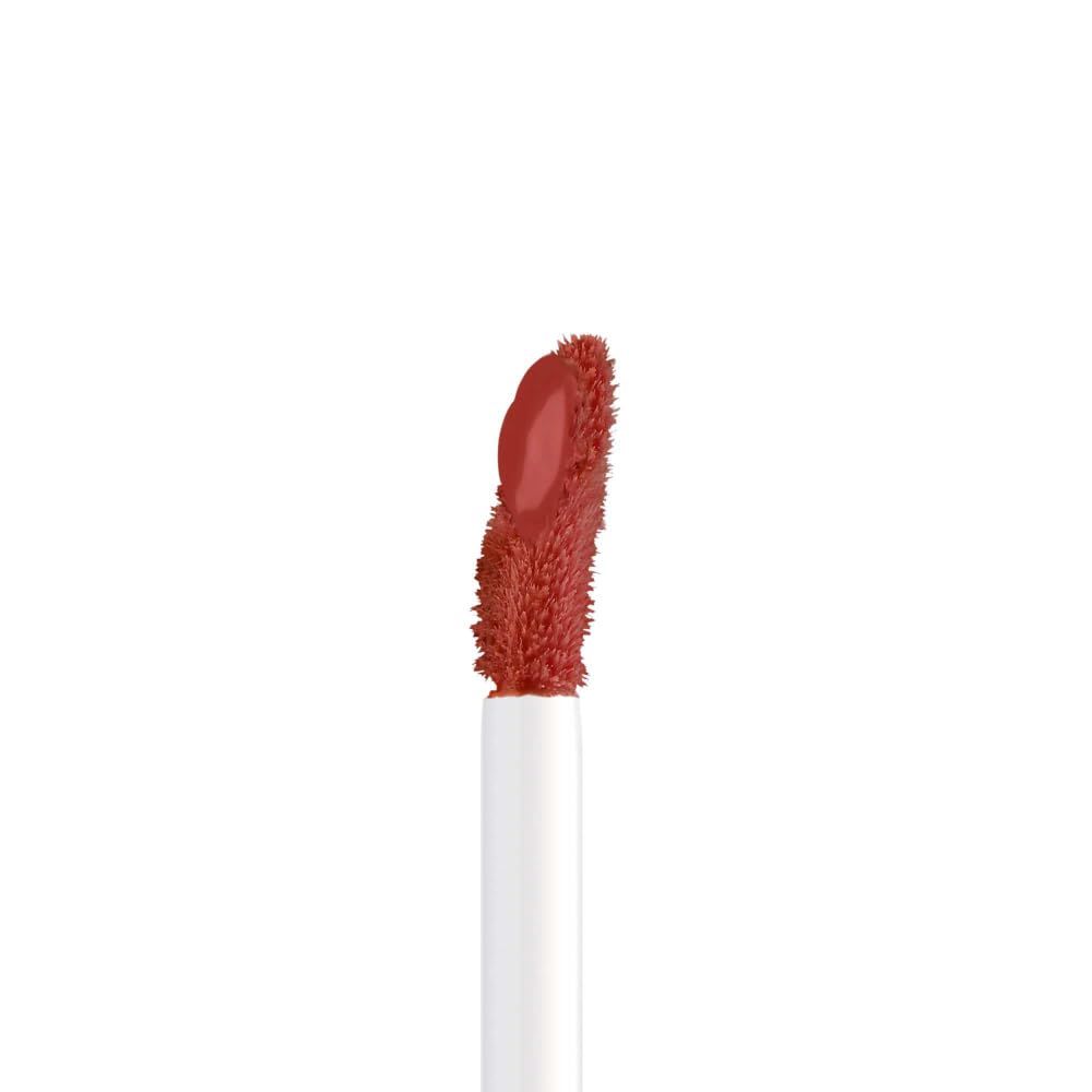 Applicatore dell'Artdeco Mat Passion Lip Fluid con fluido color corallo.