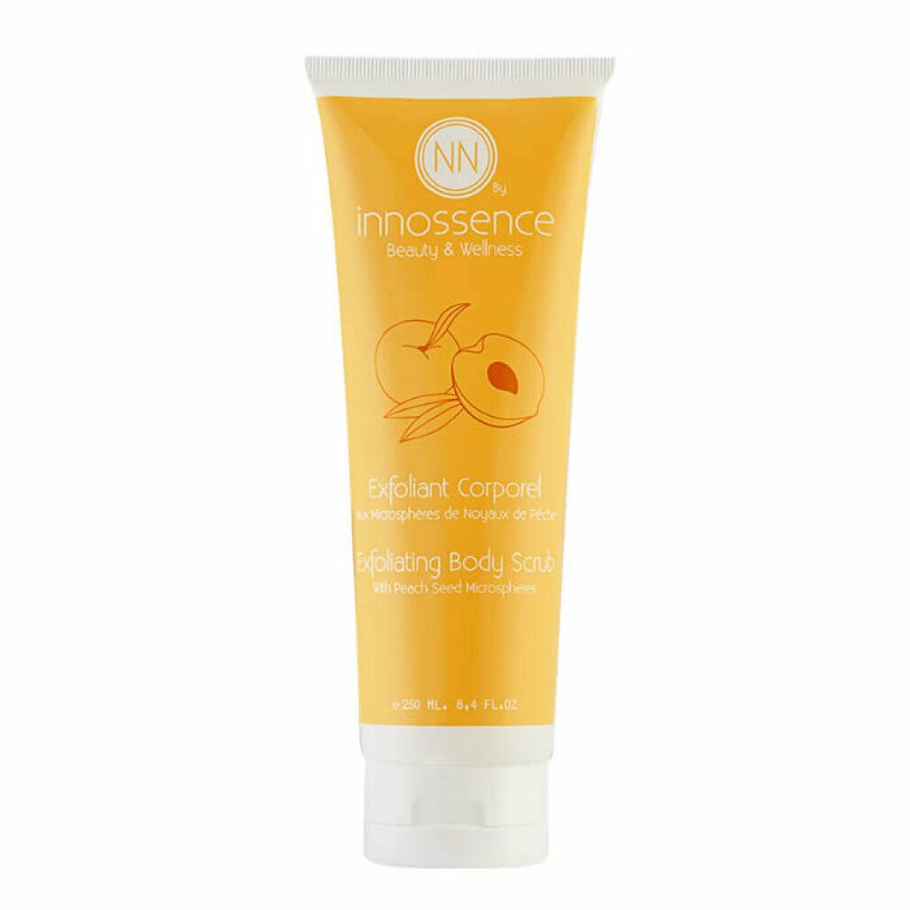 Tubo giallo con tappo bianco. Scritto: Innossence Beauty & Wellness, Exfoliating Body Scrub. Illustrazione: pesche.
