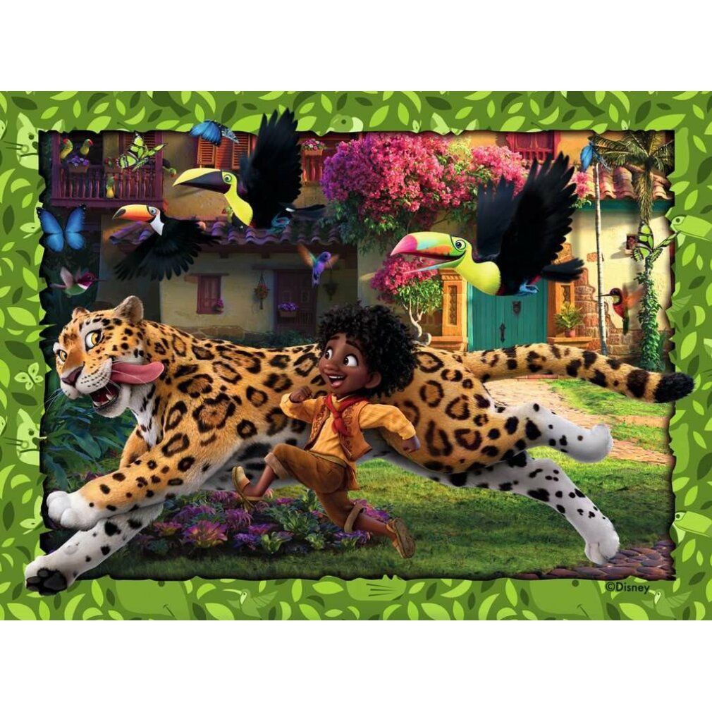 Motivo puzzle con personaggi di Encanto. Ragazzo corre davanti a un giaguaro. Sfondo con casa, uccelli e fiori. Cornice verde.