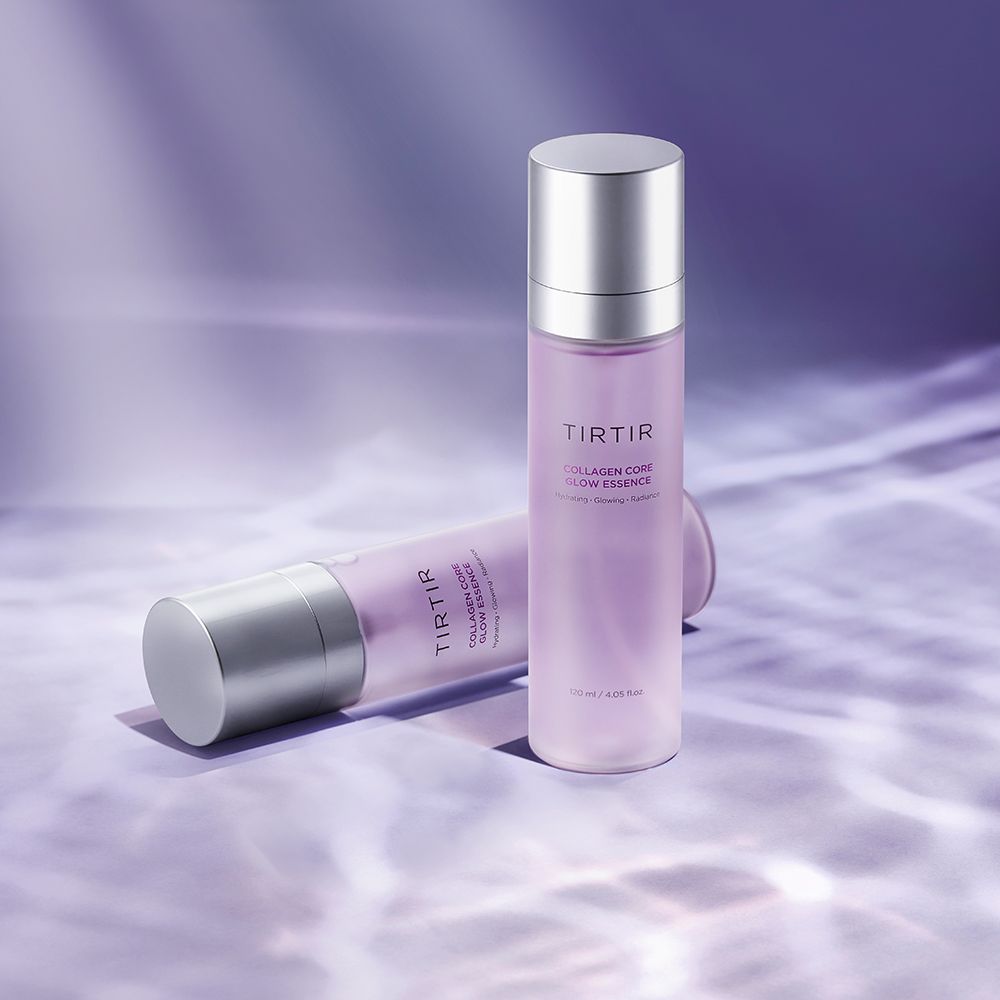 Due bottiglie di TIRTIR Collagen Core Glow Essence su una superficie con riflessi di luce.