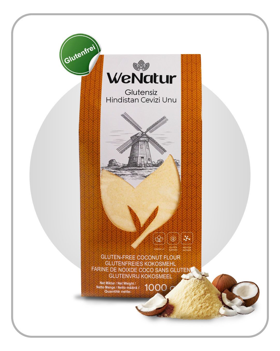 Confezione di farina di cocco senza glutine su tavolo in legno con scaglie e cucchiai.
