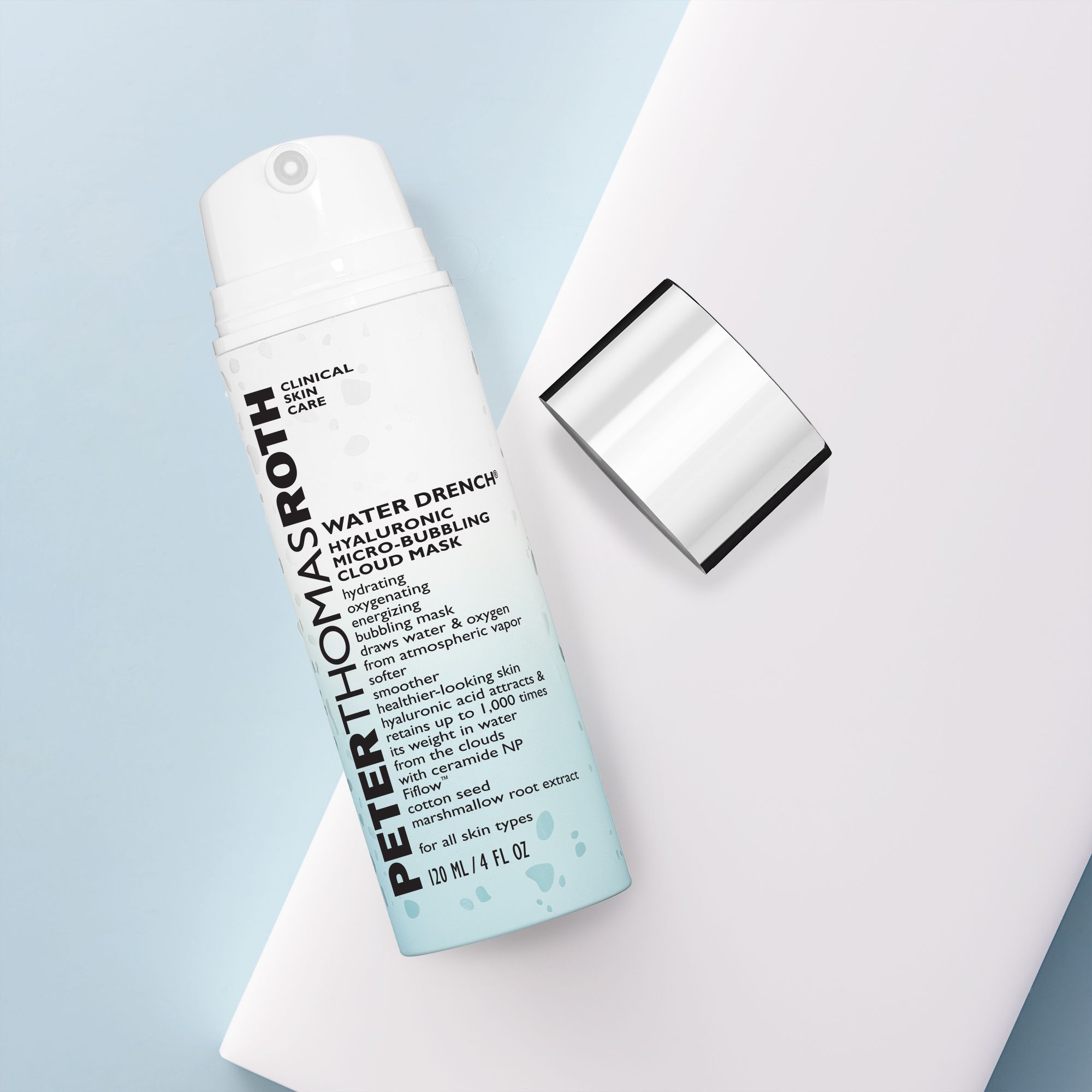 Flacone con tappo bianco e tappo separato. Scritta: Peter Thomas Roth Water Drench Micro-Bubbling Cloud Mask. 120 ml/4 FL OZ.