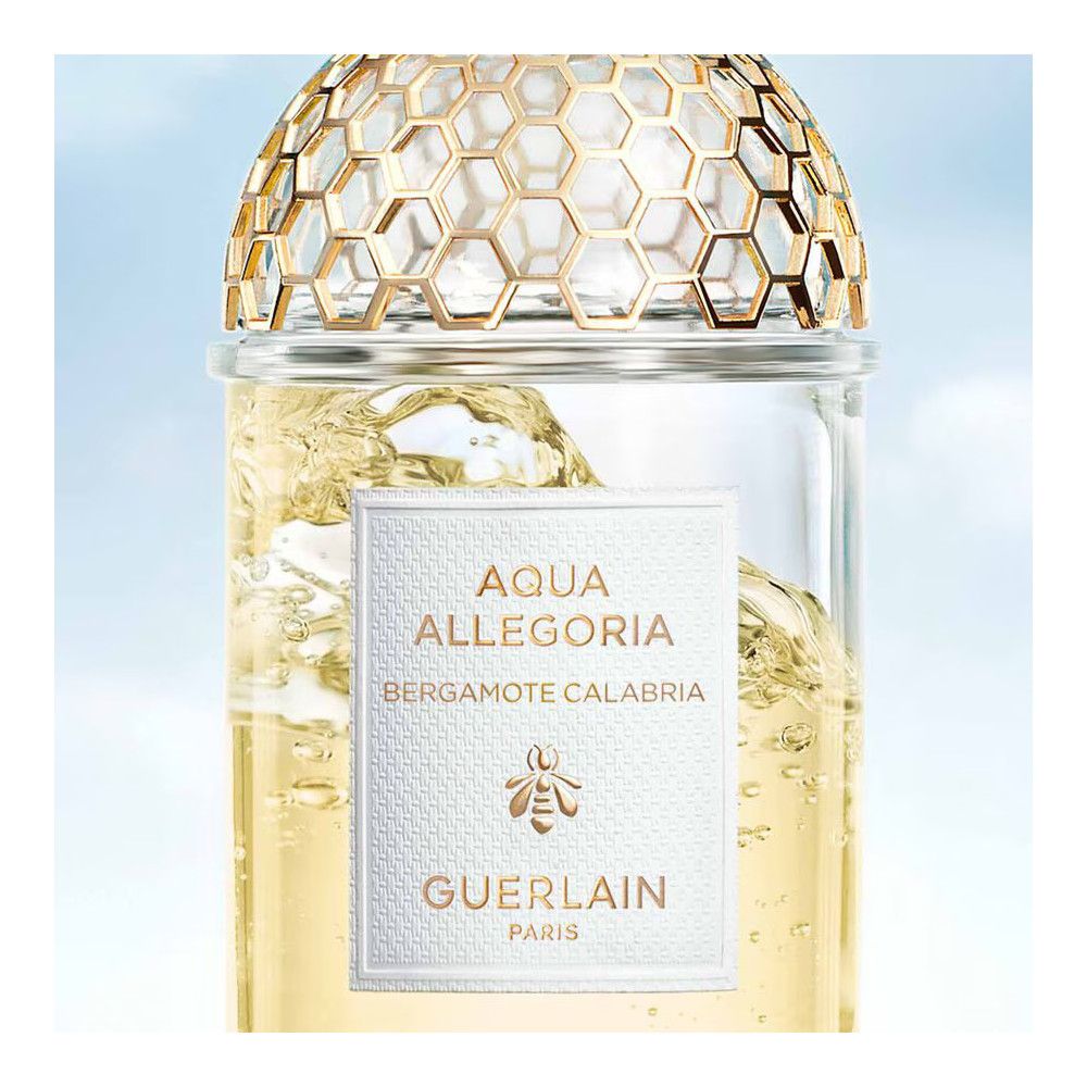 Flacone in vetro con liquido giallo. Etichetta bianca con scritta: Aqua Allegoria Bergamote Calabria, ape, Guerlain. Tappo dorato.
