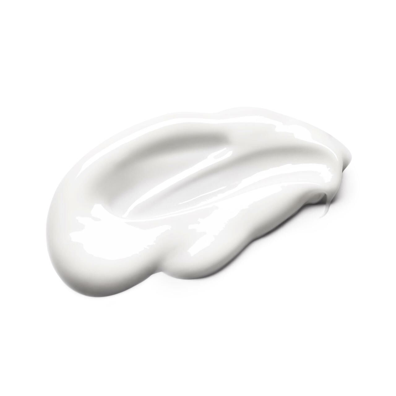 Macchia di lozione per il corpo bianca. Texture liscia. Su sfondo bianco.