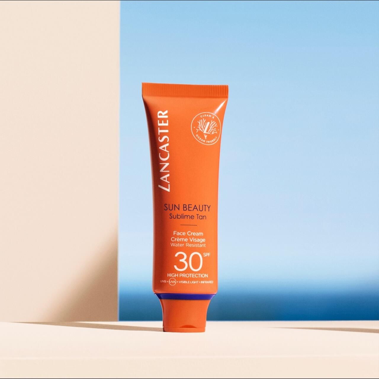 Tubo arancione con testo bianco. Scritto: Lancaster, Sun Beauty, Sublime Tan, Face Cream, SPF 30. Tappo blu.