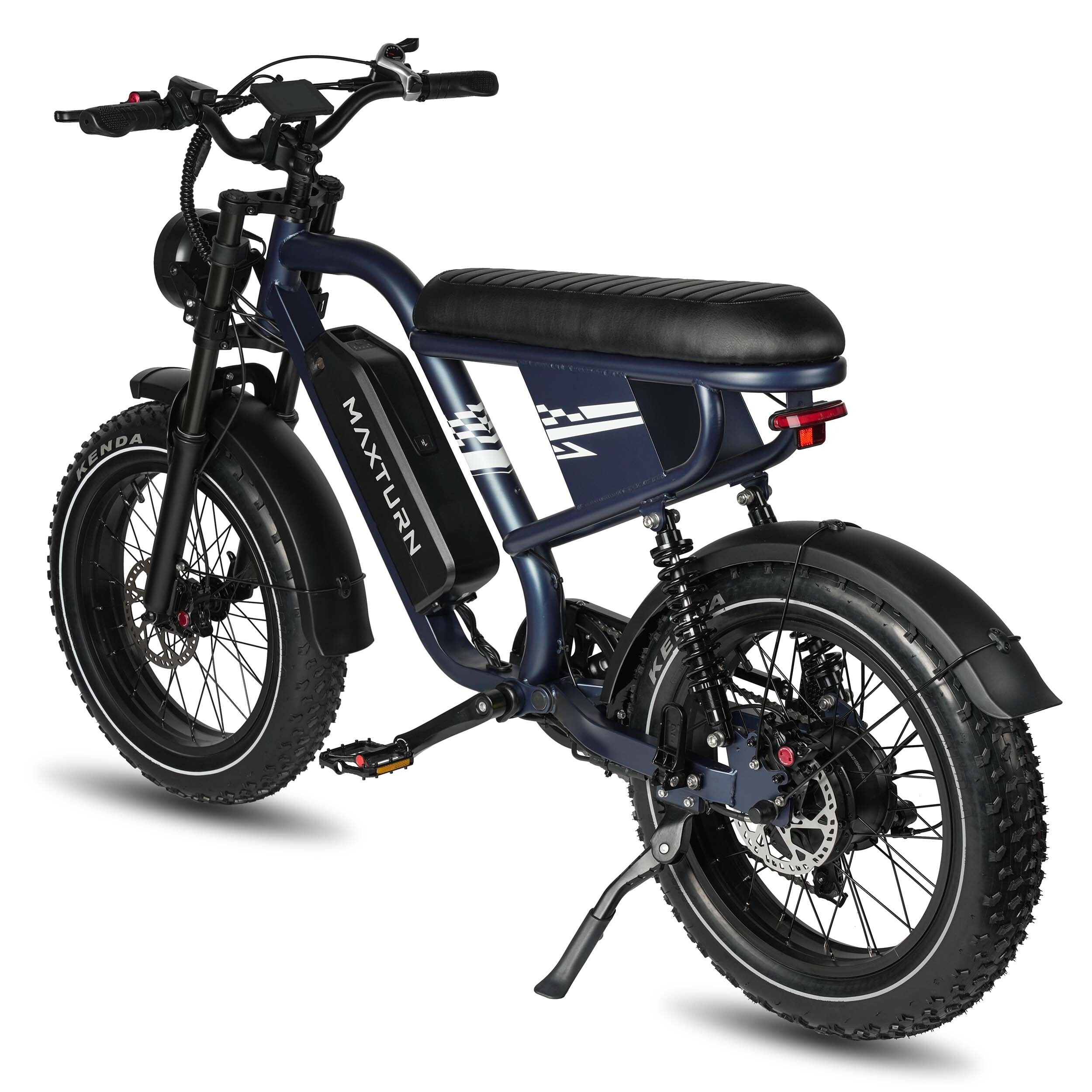 Mountain bike elettrica blu. Pneumatici, sella e parafanghi neri. Batteria con logo MAXTURN. Vista posteriore.