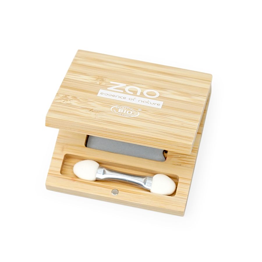 BAMBOO BOX DUO aperta. Contiene un applicatore e un ombretto. In alto è scritto "Zao essence of nature".