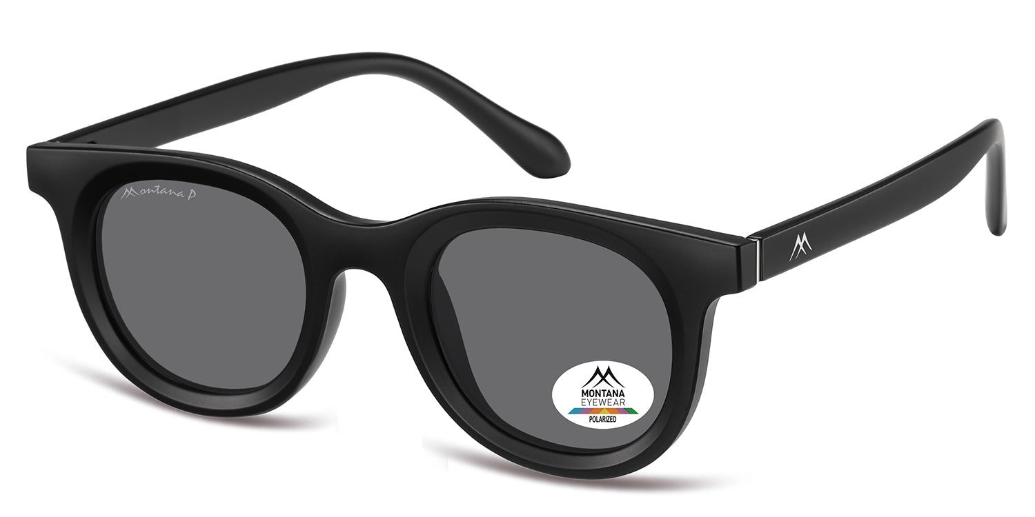 Occhiali da sole neri, vista angolata. Lenti rotonde, logo Montana Eyewear ed etichetta di polarizzazione. Montatura nera.