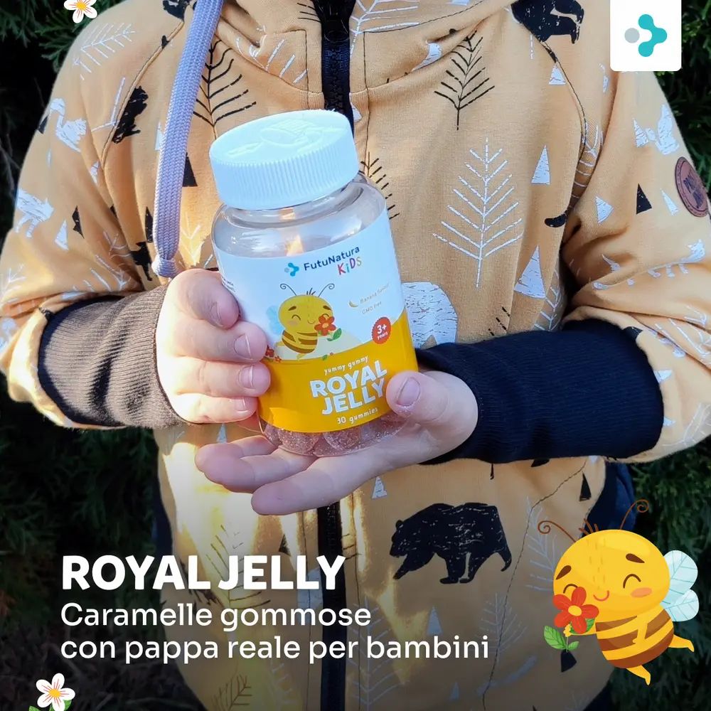 Bambino tiene flacone "FutuNatura Kids Royal Jelly". Sfondo arancione con testo: "Caramelle gommose con pappa reale per bambini".