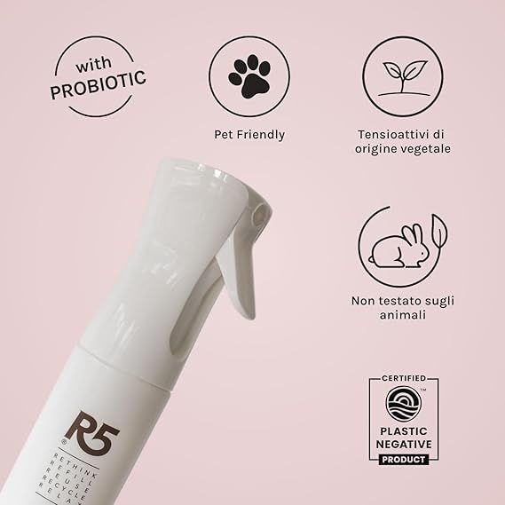 Flacone spray bianco con logo R5. Simboli: probiotico, amico degli animali, tensioattivi vegetali, non testato sugli animali, prodotto negativo per la plastica.