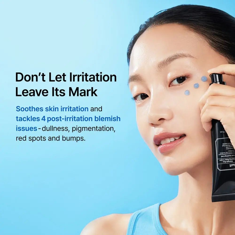 Donna tiene tubo nero. Punti blu sul viso. Testo: Don't Let Irritation Leave Its Mark. Sfondo: azzurro.