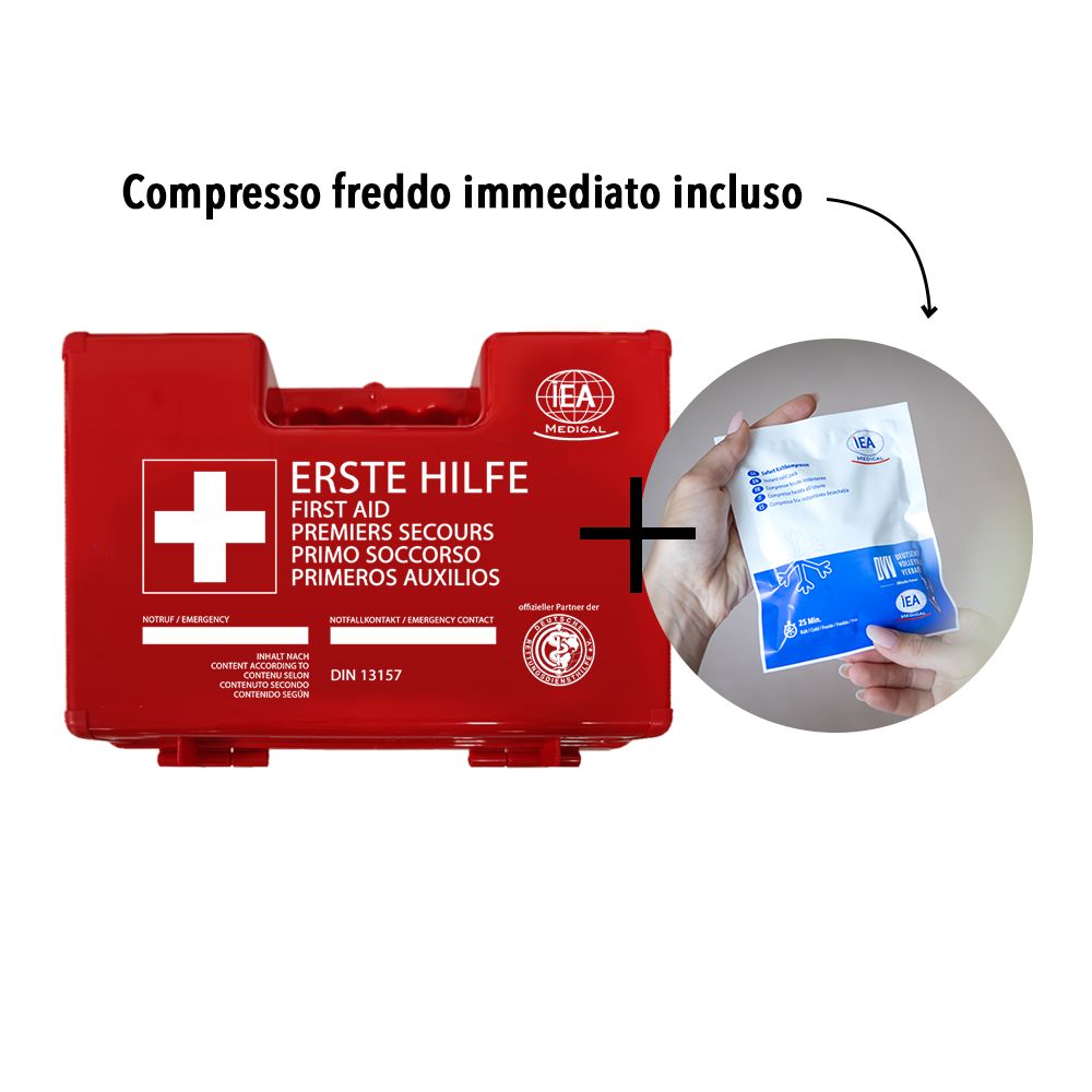 Cassetta di pronto soccorso rossa con compressa fredda istantanea. Compressa in mano.