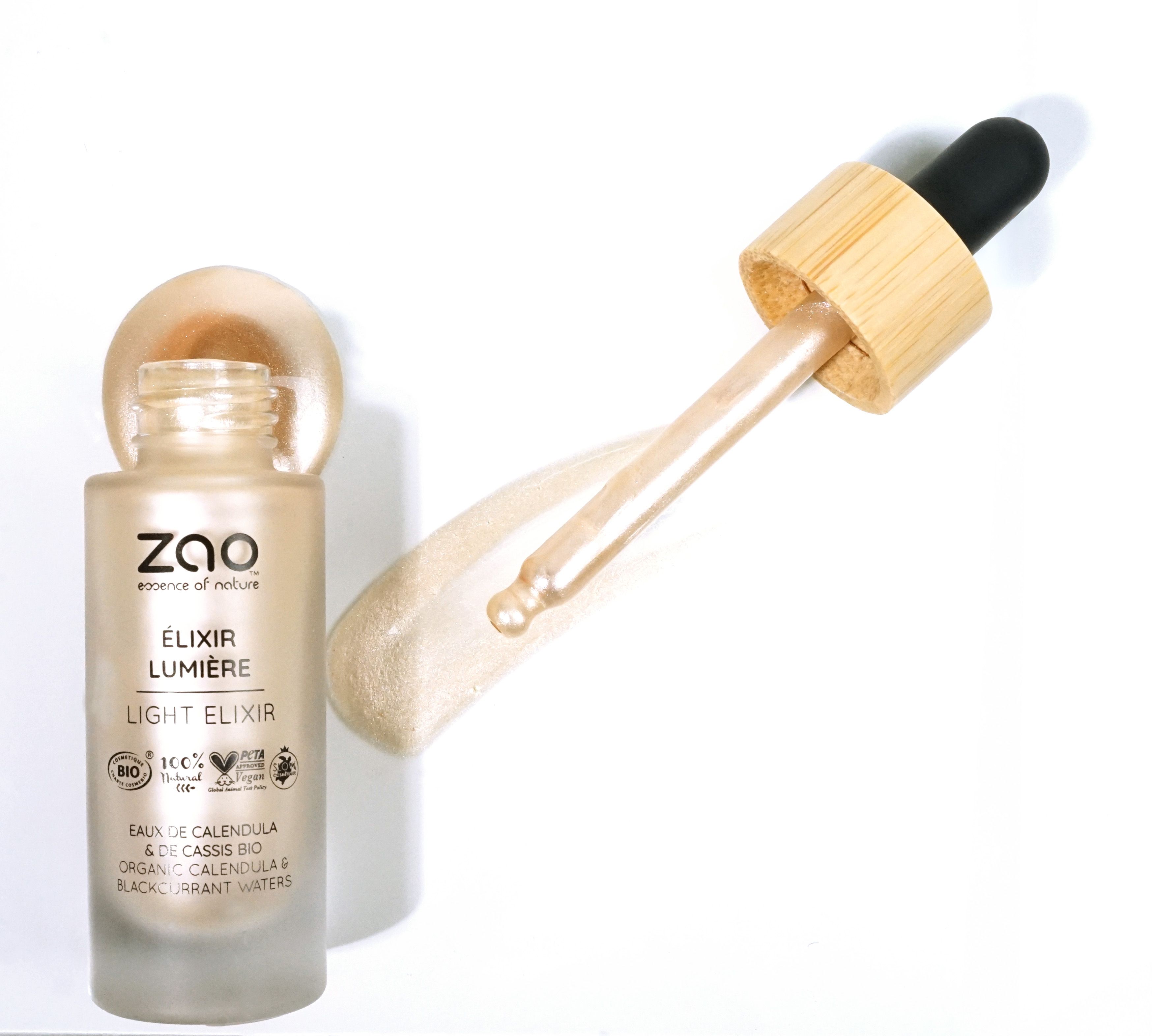 Flacone di vetro con contagocce e traccia di prodotto. Nome: LIGHT ELIXIR. Scritte: ZAO, ÉLIXIR LUMIÈRE, certificazione BIO.