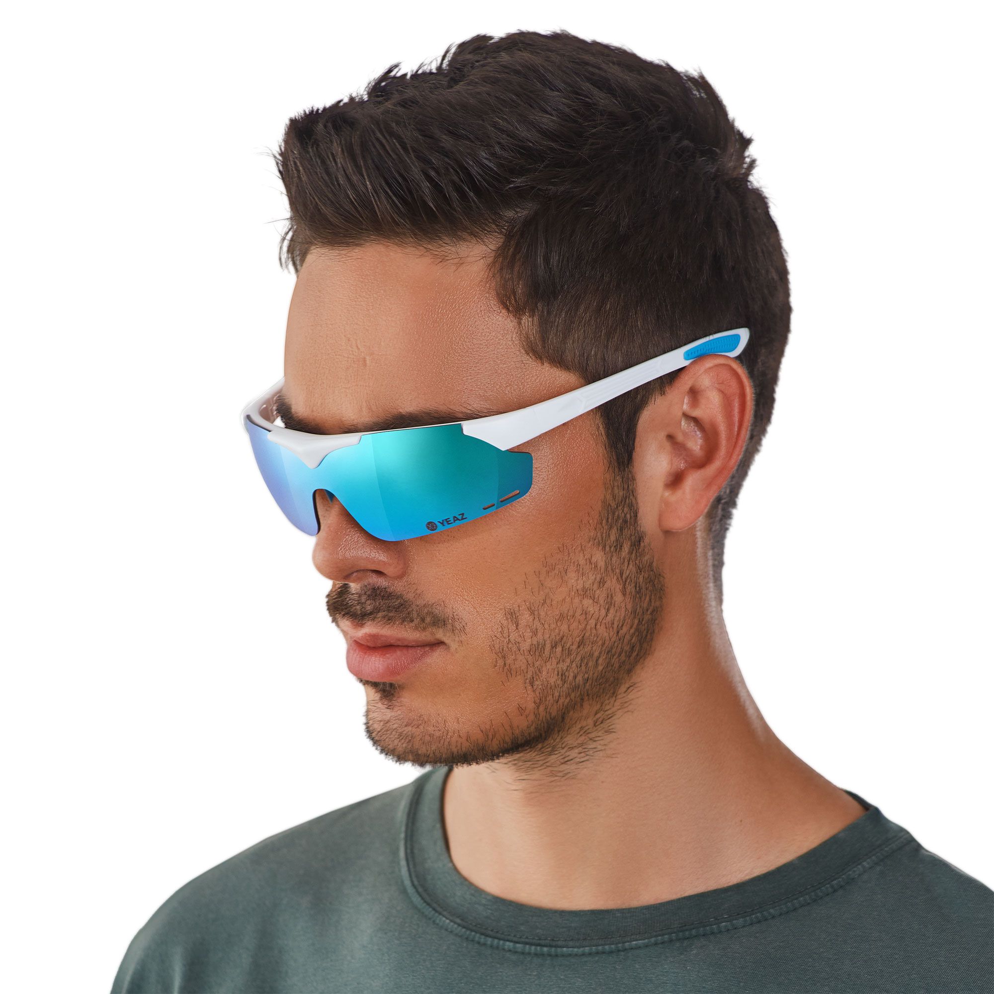 Occhiali da sole sportivi con montatura bianca e lenti a specchio blu.