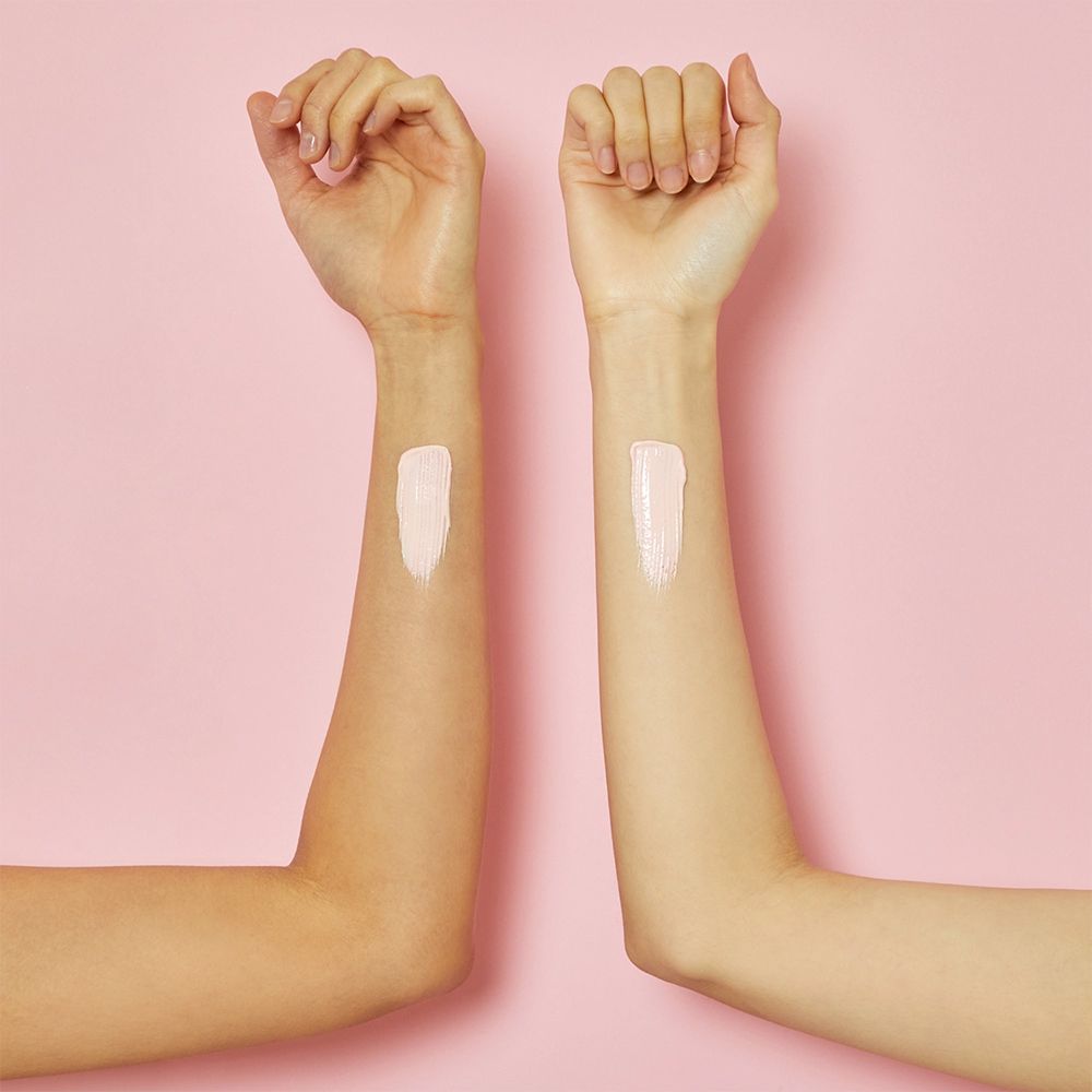 Due braccia con campioni di crema solare applicati.
