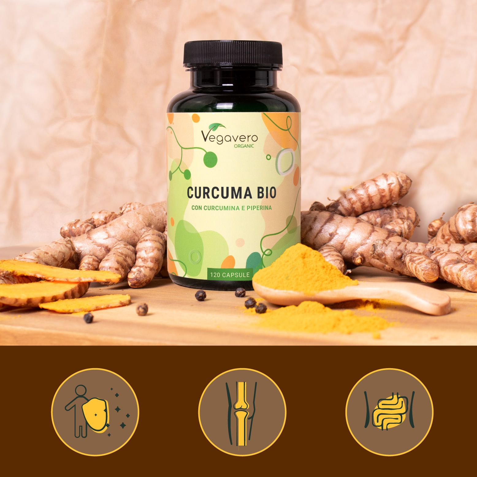 Flacone di Bio Curcuma, radici di curcuma, polvere e grani di pepe su legno. Icone: sistema immunitario, articolazioni, digestione.